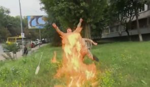У Києві чоловік у військовій формі підпалив себе під будівлею Міноборони