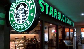 У США заарештували афроамериканців, які нічого не замовили у Starbucks