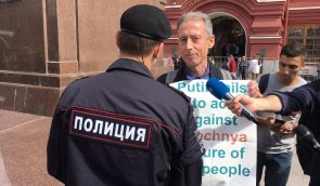 У Москві силовики затримали британського ЛГБТ-активіста, а гомофоби побили фанатів