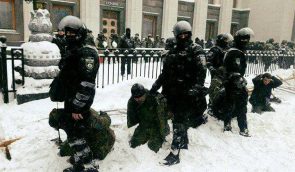 МВД об арестах возле Верховной Рады: держать задержанных на коленях в снегу – это не унижение