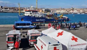 Італія таки прийняла біженців на човні Sea-Watch 3 і затримала рятувальний човен правозахисників