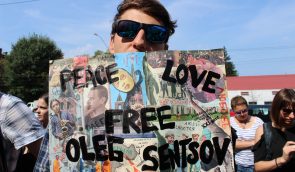 “Олег за ґратами, але думка його вільна”: у Києві пройшла акція солідарності з Сенцовим (фото, відео)