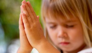 На Прикарпатті депутати рекомендують школам починати уроки з молитви
