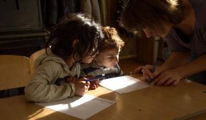 Портфель для першачка: у Києві активісти збирають допомогу для ромських дітей