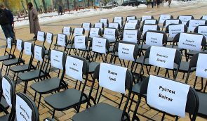 “Порожні стільці”: у Києві нагадали про заручників Кремля