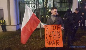 У Варшаві активісти пікетували російське посольство: вимагали звільнити Сенцова