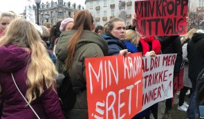 У Норвегії тисячі людей протестували проти обмежень на аборти