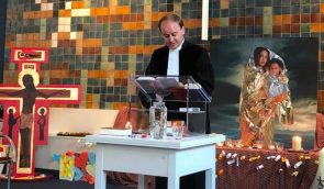 Церква в Нідерландах веде цілодобову службу, щоб урятувати від депортації вірменську сім’ю