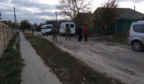 Російські силовики обшукали будинок кримських татар: чоловіку стало зле