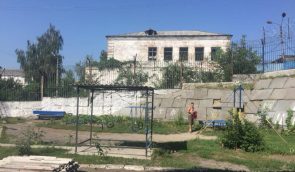 Дірявий дах, переповнені камери та відсутність паспортів: як живуть ув’язнені в колонії на Київщині