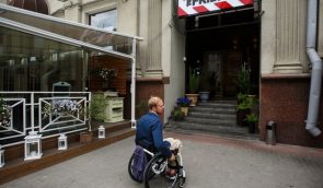 Відтепер усі заклади харчування в Україні повинні бути доступними для людей з інвалідністю