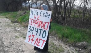 Силовики в Криму затримали за пікет матір політв’язня Мамутова