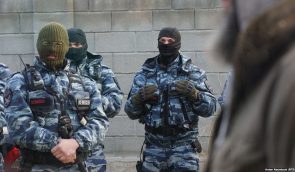 Після обшуків у Криму затримали вісьмох кримських татар: трьох уже звинуватили в тероризмі