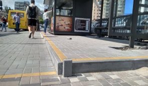 У Києві встановили зупинки громадського транспорту, не пристосовані для маломобільних людей