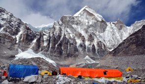 “Найвище сміттєзвалище планети”: Непал відправить експедицію на Еверест, щоб прибрати сміття