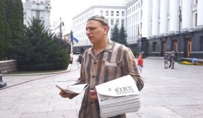 Головред газети з карикатурою на Зеленського провів одиночний протест під Офісом президента і МВС