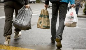 Половина британців готові переплачувати, щоб не використовувати пластикову упаковку – опитування