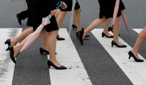 Жінки в Японії вимагають від влади скасувати дрес-код, що зобов’язує носити підбори на роботу