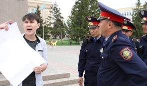 У Казахстані силовики затримали активіста з порожнім плакатом