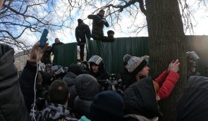 В Одесі затримали чотирьох активістів під час демонтажу паркану під забудову в парку