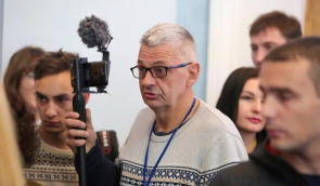 ОБСЄ закликала Україну не залишати напад на журналіста Комарова непокараним