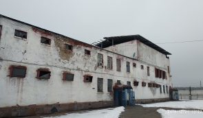 У колонії на Полтавщині “буйних ув’язнених”, імовірно, прив’язують ременями до металевого ліжка
