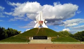 Росіянку оштрафували за танець на фоні пам’ятника загиблим у Другій світовій війні
