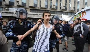 У Росії хочуть штрафувати за участь неповнолітніх у мітингах