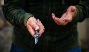 У Києві арештували поліцейського, який напав з ножем на 12-річну дівчинку