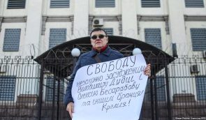 Брат політв’язня Дудки влаштував пікет під посольством Росії