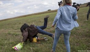 В Угорщині суд виправдав журналістку, яка поставила підніжку біженцю