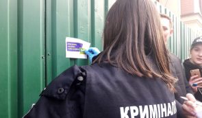 Поліція на одну годину затримала активістку, яка розклеювала листівки проти Зеленського