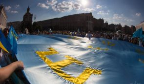 До Києва привезли кримськотатарський прапор, який об’їхав чотири континенти