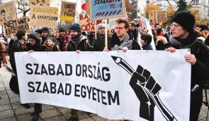 В Угорщині протестують проти “закону про рабську працю” та підконтрольних урядові судів