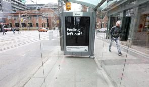У Торонто встановили неінклюзивну зупинку, щоб показати, з якими проблемами стикаються маломобільні люди