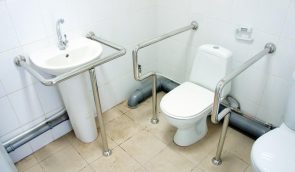 У психоневрологічному інтернаті на Івано-Франківщині пацієнтів не пускають у новий туалет