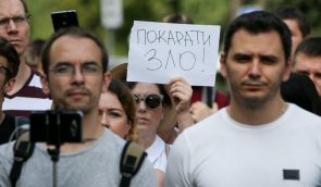 Єврокомісар Ган закликав покарати винних у нападах на активістів в Україні