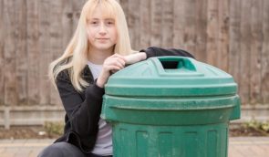 Однокласники зацькували британську екоактивістку через збір сміття