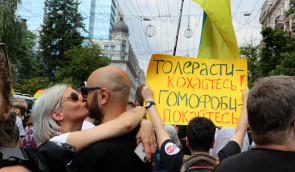 Лише 14% українців вважають, що слід прийняти гомосексуальність оточення
