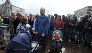 Російський суд не позбавив батьківських прав пару, яка прийшла з дітьми на опозиційний мітинг