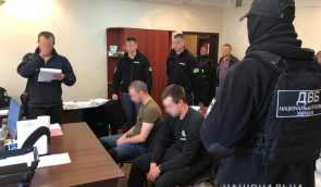 Одеських поліцейських, які катували чоловіка у відділку, арештували