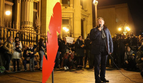 Під офісом Зеленського встановили «червону лінію», яка символізує «феодальний терор» проти активістів