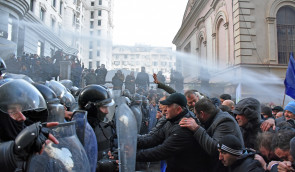 У Грузії поліція з водометами розігнала протестувальників