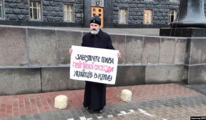 Під Кабміном з вимогою захистити релігійні свободи українців у Криму протестує архієпископ Климент 