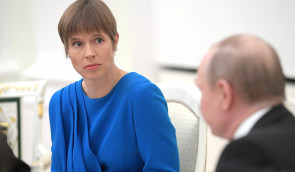 Президентка Естонії повернула до російського посольства пляшку подарованого кримського шампанського