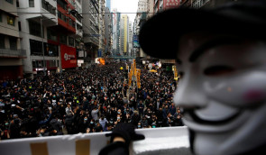 Поліція в Гонконгу затримала майже 400 осіб під час “новорічного маршу”