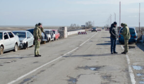Проїзд через КПВВ на адмінкордоні з Кримом буде обмежений ще місяць