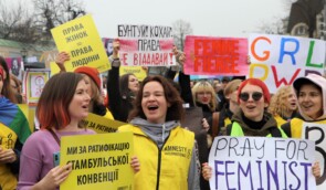 “Боїшся коронавірусу? У сексизму більше жертв”: як пройшов Марш за права жінок у Києві (фоторепортаж)
