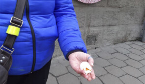 “На х*й геть з України!”: трьох активісток закидали яйцями після Маршу за права жінок у Львові