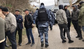 У Криму заарештували трьох кримських татар, затриманих напередодні в справі “Хізб ут-Тахрір”